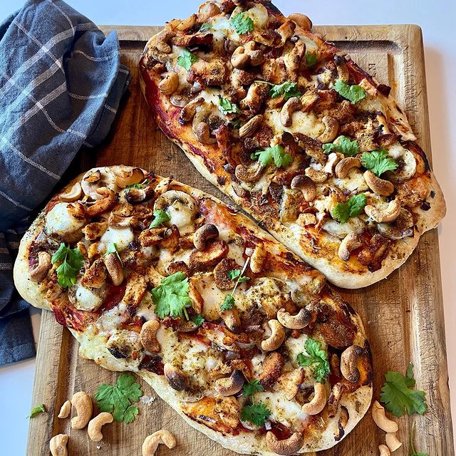 Pizza med grillet kylling, banan og cashewnøtter 1